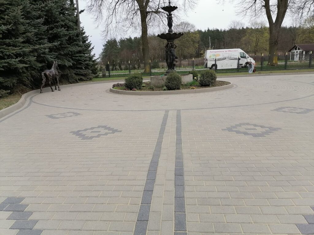 Czysta kostka brukowa po profesjonalnym myciu i impregnacji w Ciechanowie
