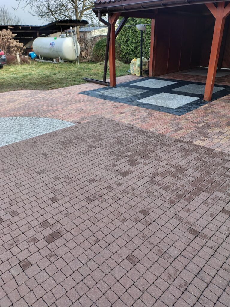 Czyszczenie kostki brukowej przed i po Mława – usuwanie mchu i oleju