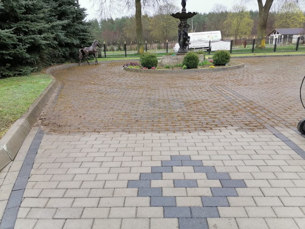 mycie kostki gorącą wodą 100 stopni Przasnysz w trakcie pracy